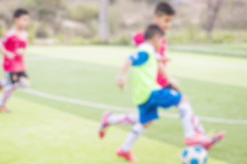 Obraz premium Blurred photo of children are practicing soccer in football field