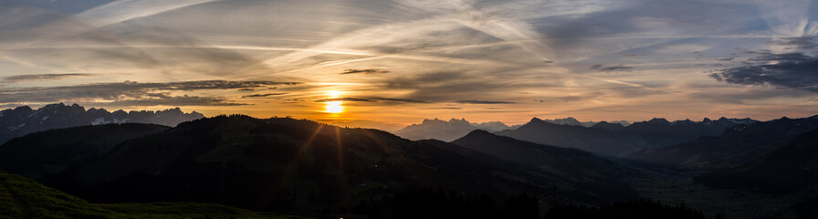 Landschaftspanorama mit Sonnenaufgang am Berg