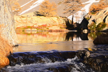 Fototapeta na wymiar cascade bordant le lac de Vens