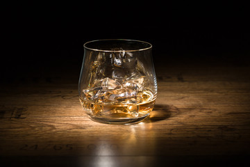 Whiskey auf Eis auf Holztisch