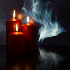 Kerzen brennen und Rauch im Hintergrund