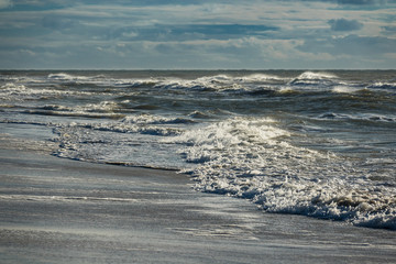 Wellen an der Nordseeküste auf der Insel Amrum