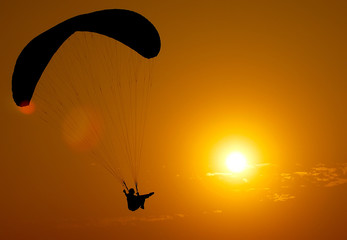 Paragliding an der Pazifikküste bei Lima/Peru