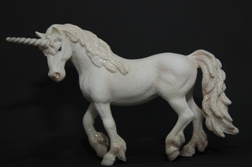 unicornio blanco de cerámica