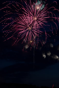 Silvester Feuerwerk und farbige Raketen in der Nacht
