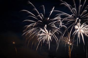 Silvester Feuerwerk und farbige Raketen in der Nacht
