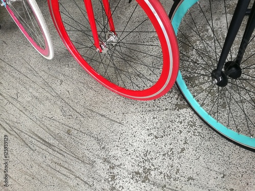 fahrrad mit bunten reifen