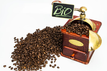 Bio Kaffee in Kaffeemühle / Freisteller