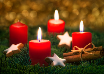 Adventskranz mit Kerzen am 3. Advent