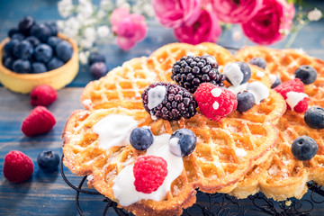 Waffeln mit Beeren und Joghurt