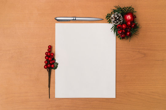 Carta de navidad con arreglos navide&ntilde;os en fondo de madera