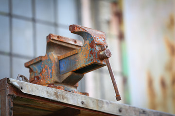 The rusted vice / vintage.