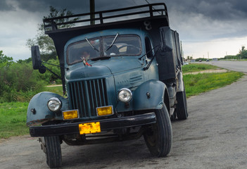 Fototapeta na wymiar Antiguo camión militar en Cuba