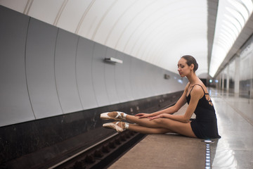 Obraz premium Ballerina in Moscow Metro wearing pointe shoes