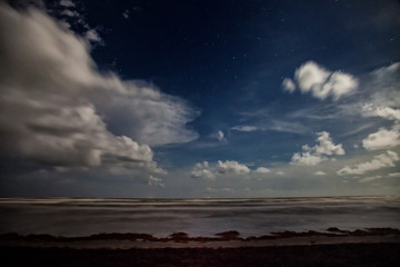 Night tiime cloud movement over the ocean - 125953902