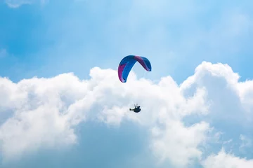 Crédence de cuisine en verre imprimé Sports aériens Paraglider flying high in the sky