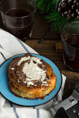 Fototapeta na wymiar bun with cinnamon, coffee and Christmas wreath