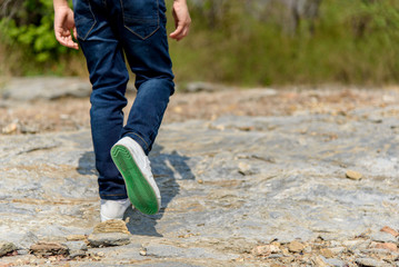Obraz premium Boy walking on the rocky land.