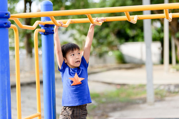 Obraz premium Young boy play with yellow bar