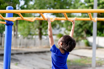 Obraz premium Young boy play with yellow bar