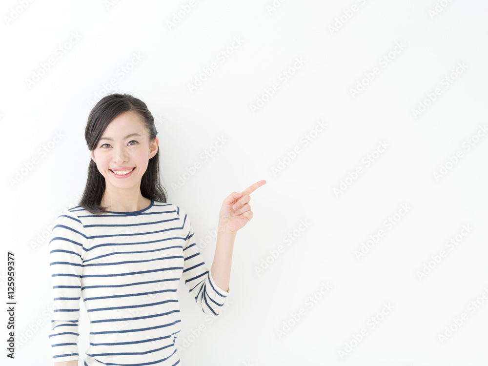 Canvas Prints 指差す若い女性