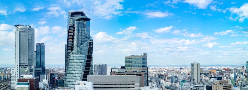 青空の名古屋の街と高層ビル群