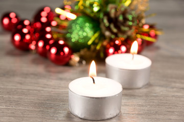 Fototapeta na wymiar Kerzen und eine Weihnachtsdekoration