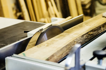 Cutting board on woodworking machines with a circular saw