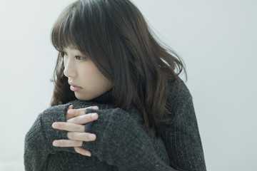 ニットのワンピースを着た女性