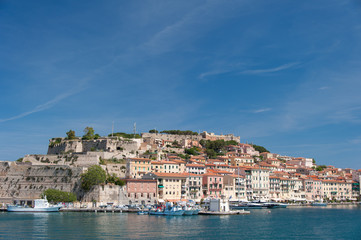 Fototapeta na wymiar Hafen Portoferraio mit Castell auf der Insel Elba