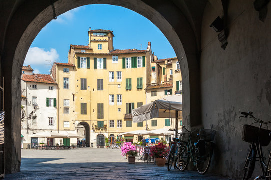 Lucca piazza anfiteatro