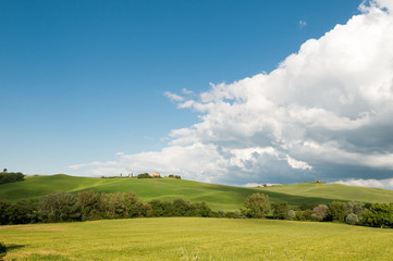 Toskana Landschaft mit dramatischen Wolken