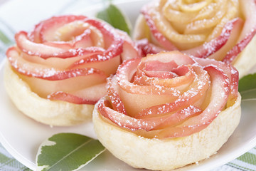 Obraz na płótnie Canvas Rose from apple and puff pastry