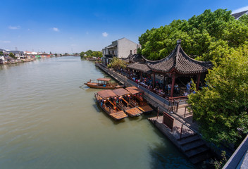 Obraz premium Chinese gondolas waits Tourists on canal 