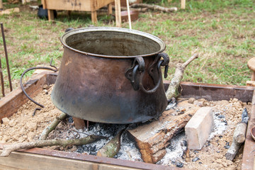 Chaudron sur feu de camp