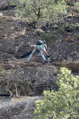 Obraz premium ESCALADA EN ROCA POR UNA VIA FERRATA