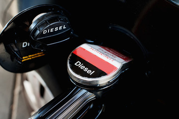Obraz premium Diesel tanken an der Tankstelle