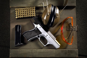Militaria. Pistolet Cz, naboje i słuchawki ochraniające uszy, sprzęt strzelecki - obrazy, fototapety, plakaty