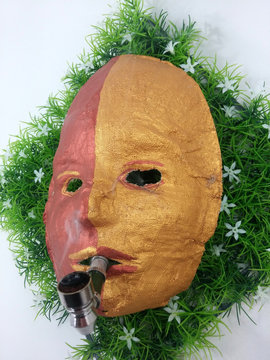 Pfeife rauchende Maske