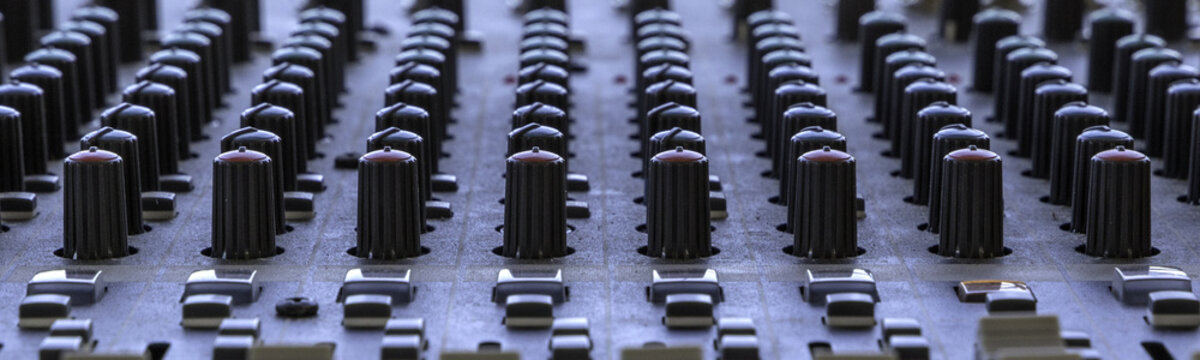 composizione fotografica primo piano orizzontale  colori pannello di controllo musica HI-FI