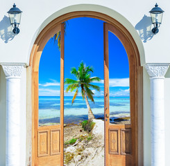 Obraz na płótnie Canvas door open palm beach