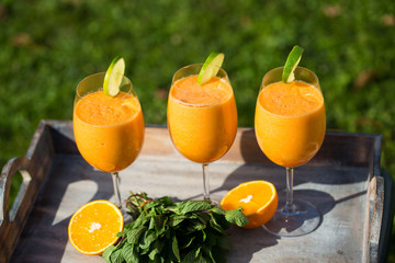 Smoothie, mit Orange, Melone, Apfel auf Tablett