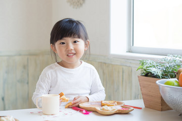 食事をする子ども