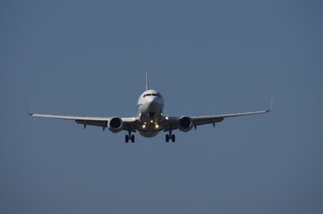 着陸する旅客機