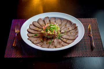 карпаччо из говядины с зеленым салатом под горчичным соусом