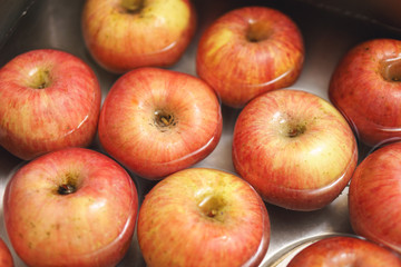 Apples in water sink