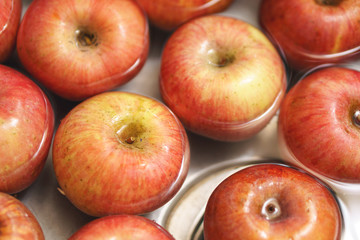 Apples in water sink