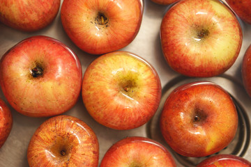 Apples in water sink