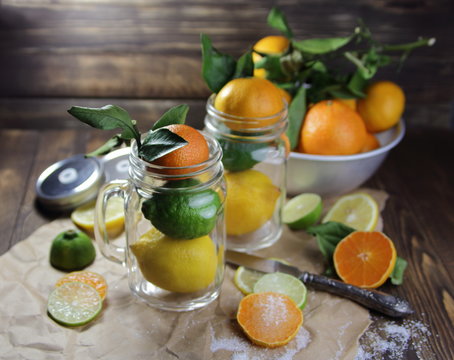 мандарины,лимоны и лайм в стеклянных банках