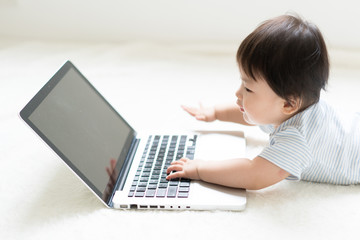 パソコンと赤ちゃん